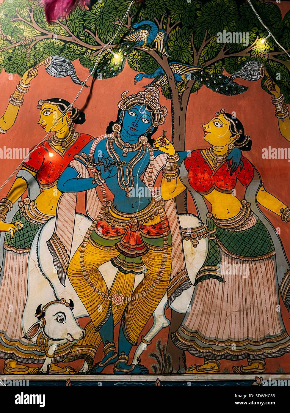 Murale di Lord Krishna che suona flauto con Gopis e mucche Foto Stock