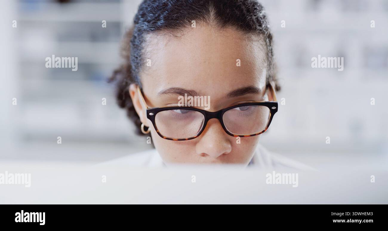 Donna, scienziato e computer con occhiali in laboratorio per revisione, rapporto o intuizione per la ricerca medica. Persona, pc e prospettiva con il settore farmaceutico Foto Stock