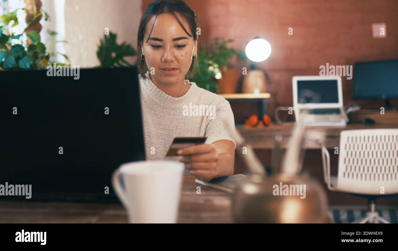 Carta di credito, donna o imprenditore con computer portatile per acquisti online, ordini di materiali ceramici o acquisti. Pagamento, negozio di ceramiche o imprenditore con Foto Stock