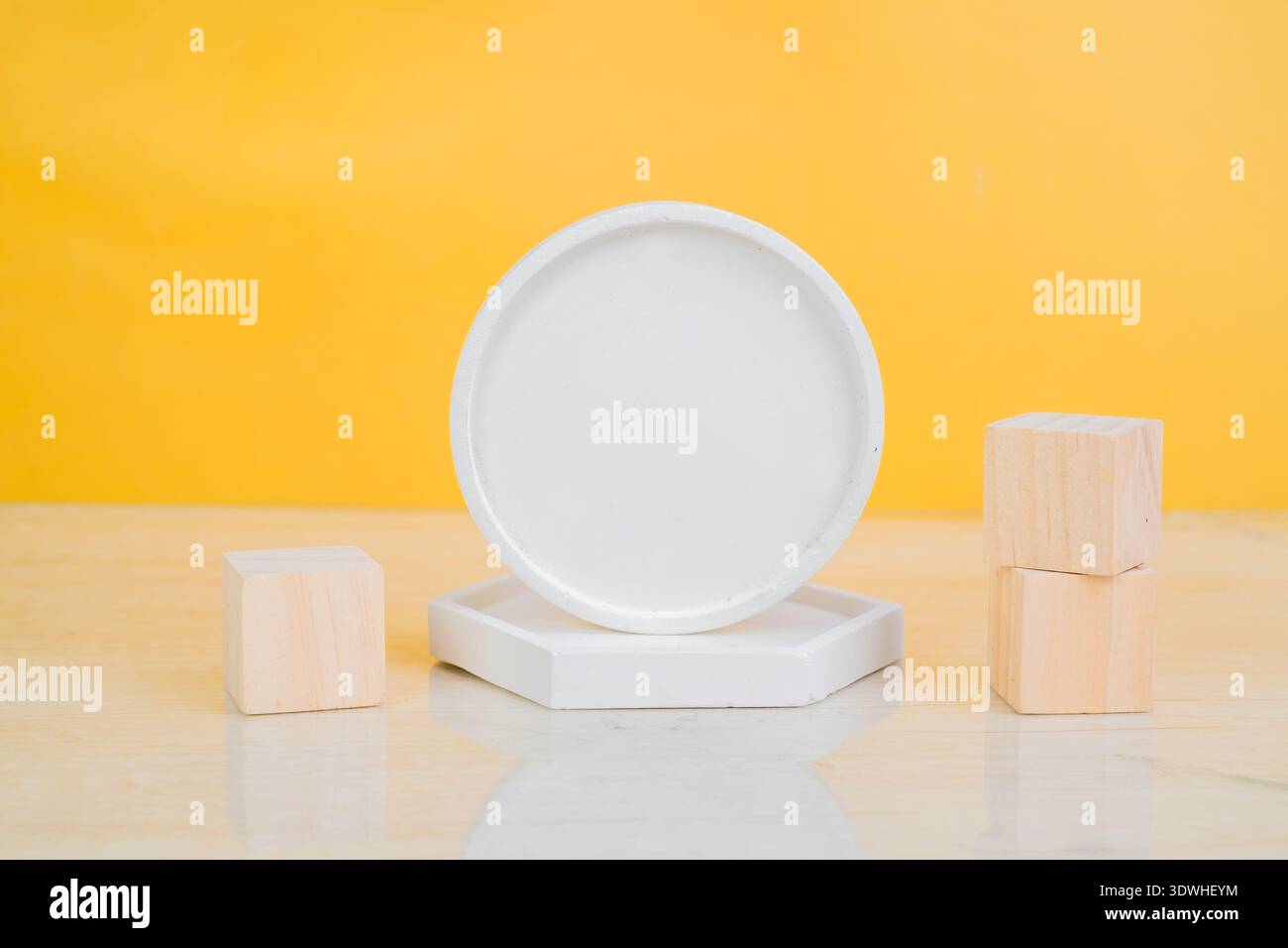 Podio cilindrico con cubi in legno per la presentazione del marchio e del packaging. Concetto di prodotto di bellezza. Foto Stock