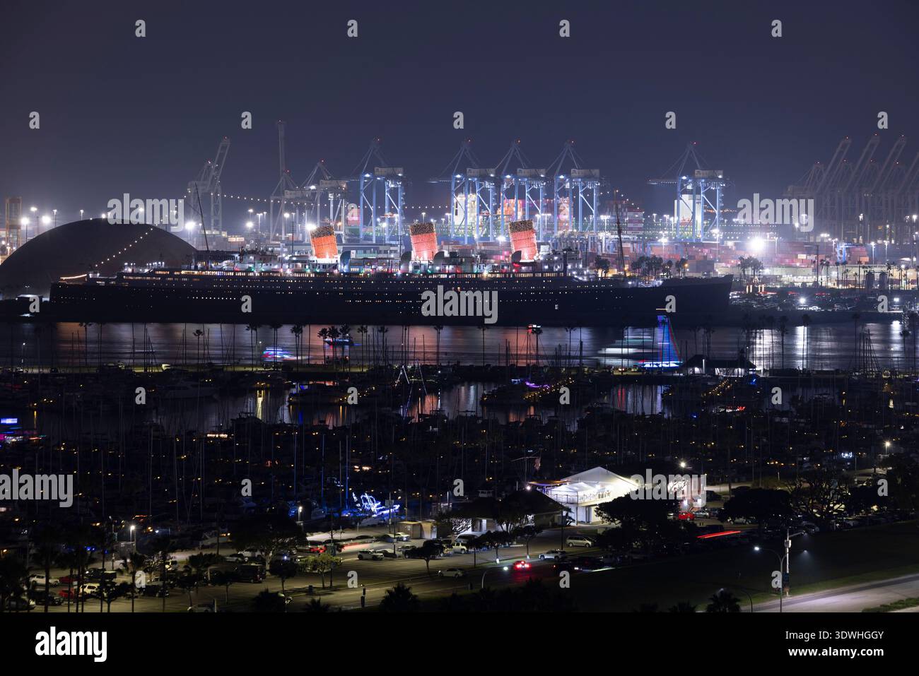 Long Beach, California, USA - 13 dicembre 2025: La Queen Mary ormeggia nel porticciolo di Long Beach di notte. Foto Stock