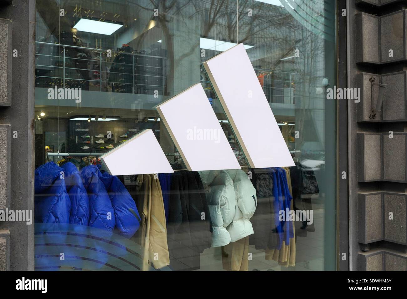 Tbilisi, Georgia - 14 febbraio 2026 Adidas Logo Company on a White Store Wall. Foto di alta qualità Foto Stock
