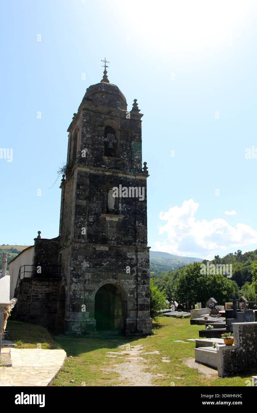 Iglesia de Santiago de Triacastela sulla strada per Sarria luglio 2024 Chiesa romanica sul cammino Frances Foto Stock