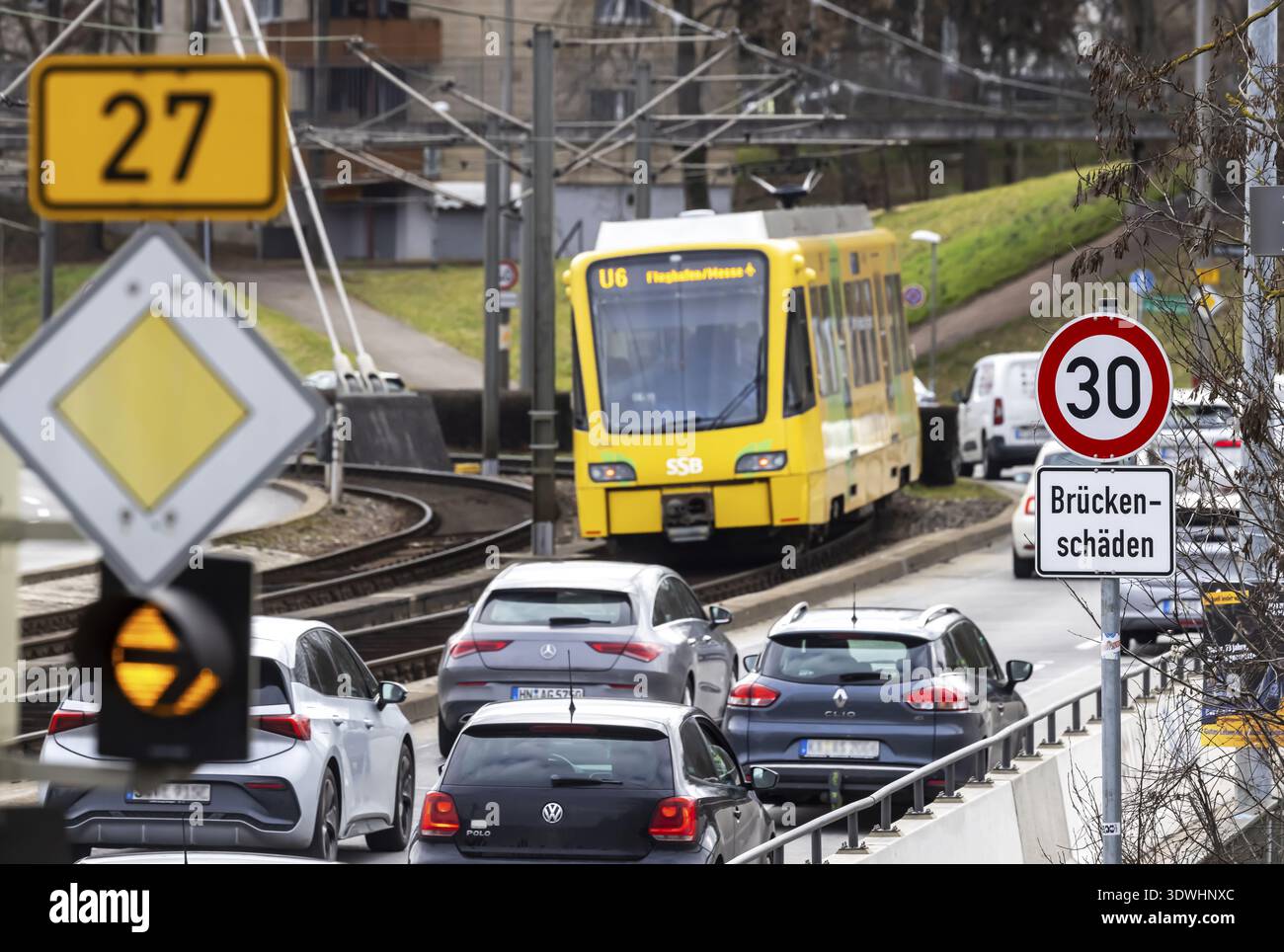 Danni al ponte su Heilbronner Strasse a Stoccarda. La Bundesstrasse 27 attraversa qui i binari ferroviari. Limite di velocità di 30 chilometri all'ora. Stoccarda, male Foto Stock