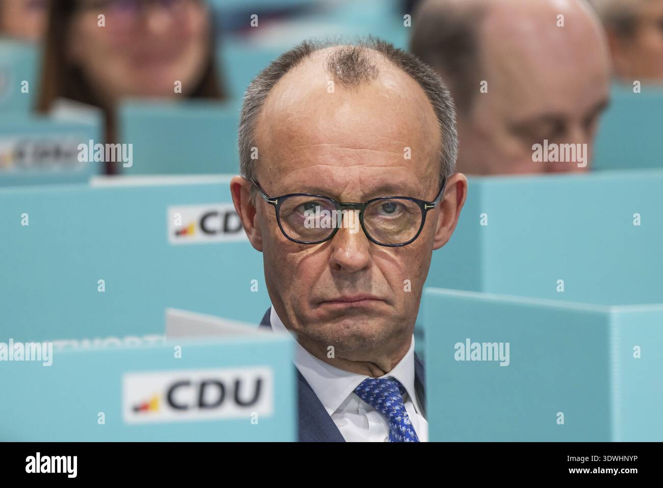 38° Congresso federale del partito della CDU di Germania a Stoccarda. Il Cancelliere federale Friedrich Merz ha lasciato il palco e il podio ed è seduto sul palco Foto Stock