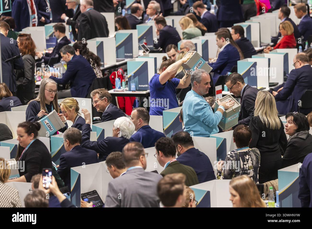 38° Congresso federale del partito della CDU di Germania a Stoccarda. Rielezione del leader del partito Friedrich Merz. A causa di problemi tecnici con la V. Elettronica Foto Stock