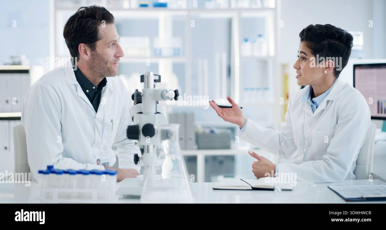Persone, scienziati e team con discussione, studio forense o ricerca medica in laboratorio. Uomo, donna o operatori sanitari che parlano con il microscopio Foto Stock