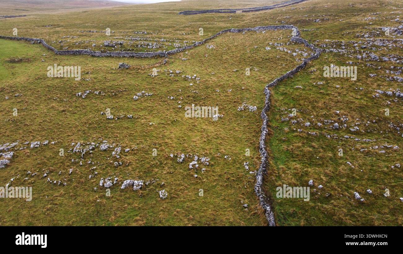 Vista aerea di aspre pendici erbose e affioramenti calcarei di Malhamdale Foto Stock