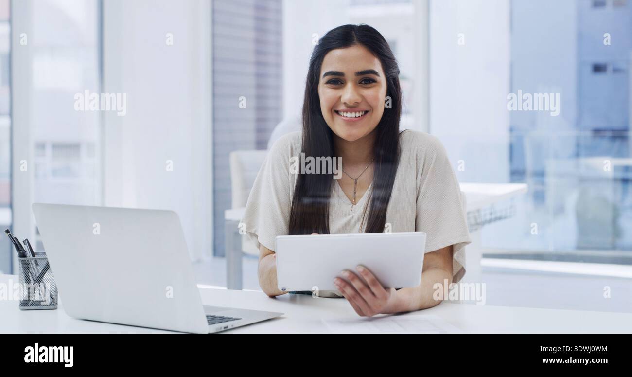 Donna felice, ritrattista e d'affari con tablet, ufficio e creatività per la crescita professionale o il copywriting. Sicuro, dipendente e persona con tecnologia per il blog Foto Stock
