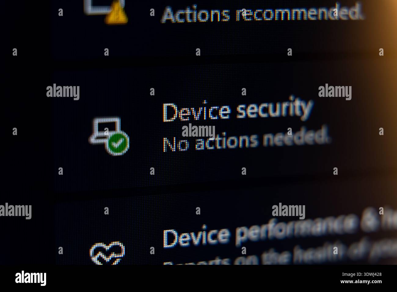 Primo piano del dashboard di sicurezza del dispositivo su uno schermo digitale con un'icona con un segno di spunta verde e messaggio di protezione del computer e cyber Foto Stock