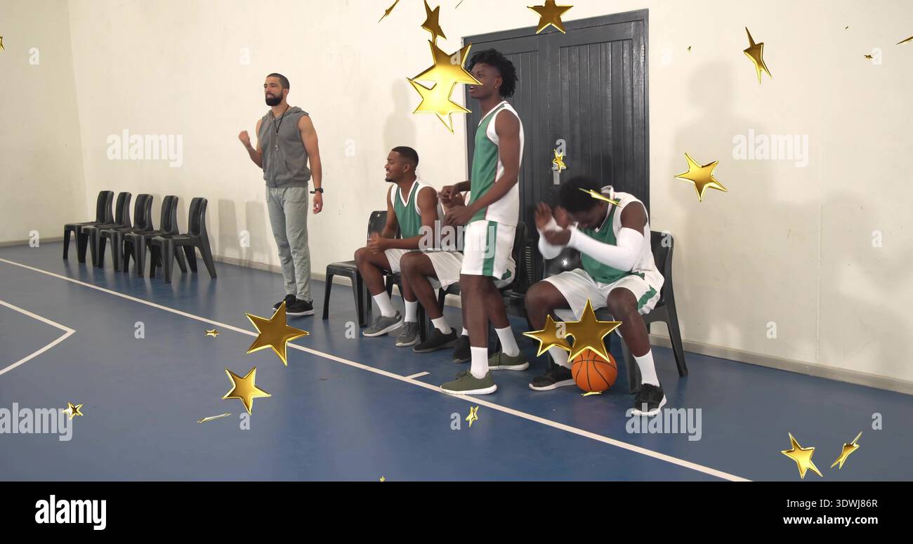 Batti i giocatori e l'allenatore in verde, in piedi, seduti sul campo blu, pallacanestro e sedie viste Foto Stock