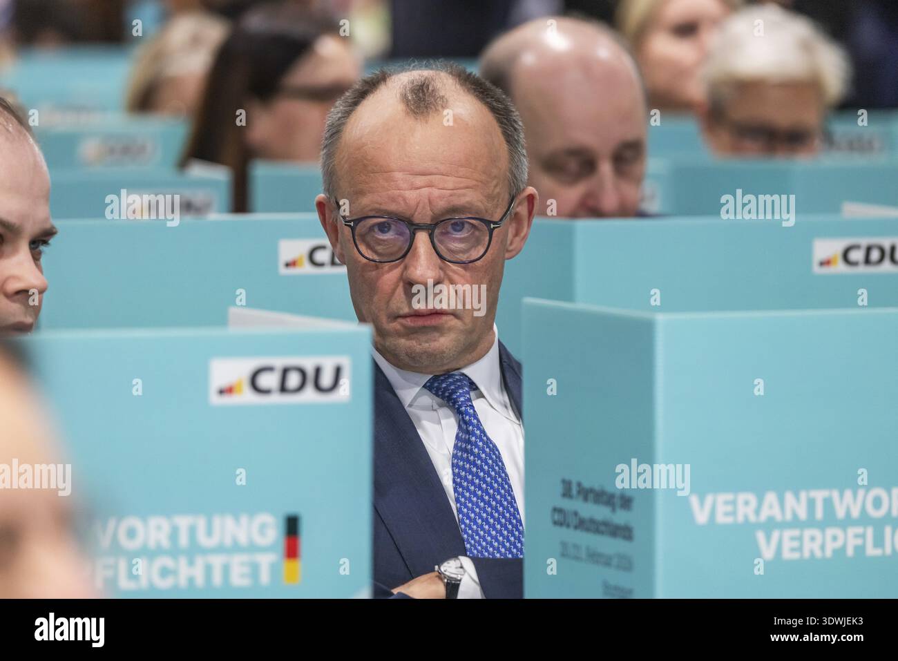 38° Congresso federale del partito della CDU di Germania a Stoccarda. Il Cancelliere federale Friedrich Merz ha lasciato il palco e il podio ed è seduto sul palco Foto Stock