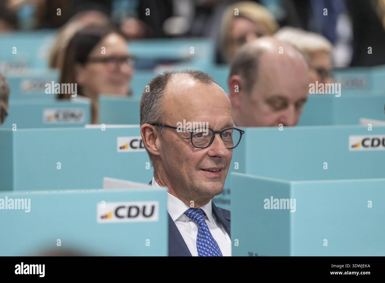 38° Congresso federale del partito della CDU di Germania a Stoccarda. Il Cancelliere federale Friedrich Merz ha lasciato il palco e il podio ed è seduto sul palco Foto Stock