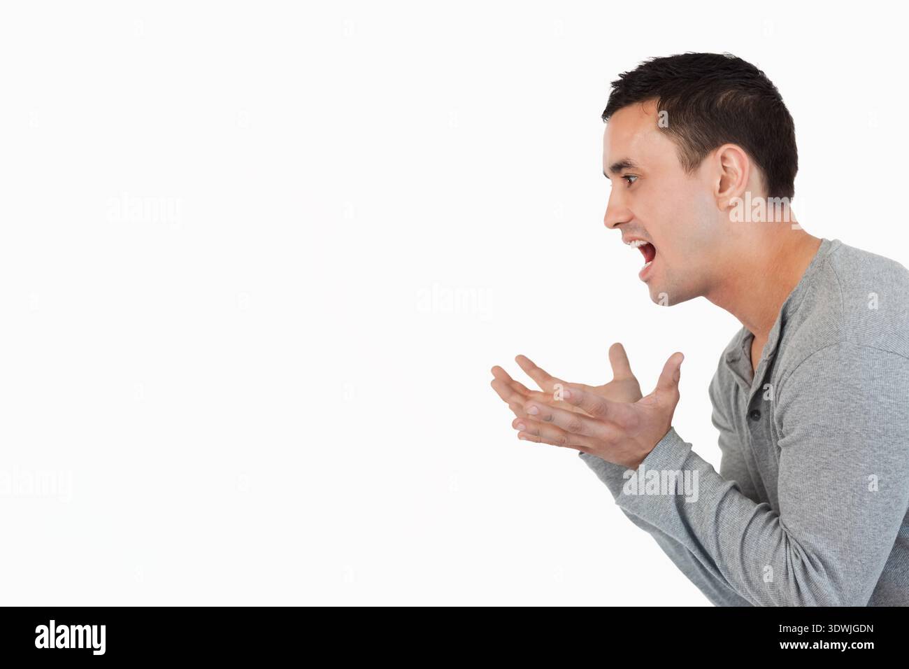Insegnante donna che spiega il diagramma conico durante la scrittura su lavagna bianca in classe STEM con lavoro in algebra. Geometria, ottimizzazione, conica, base, area, raggio, Foto Stock