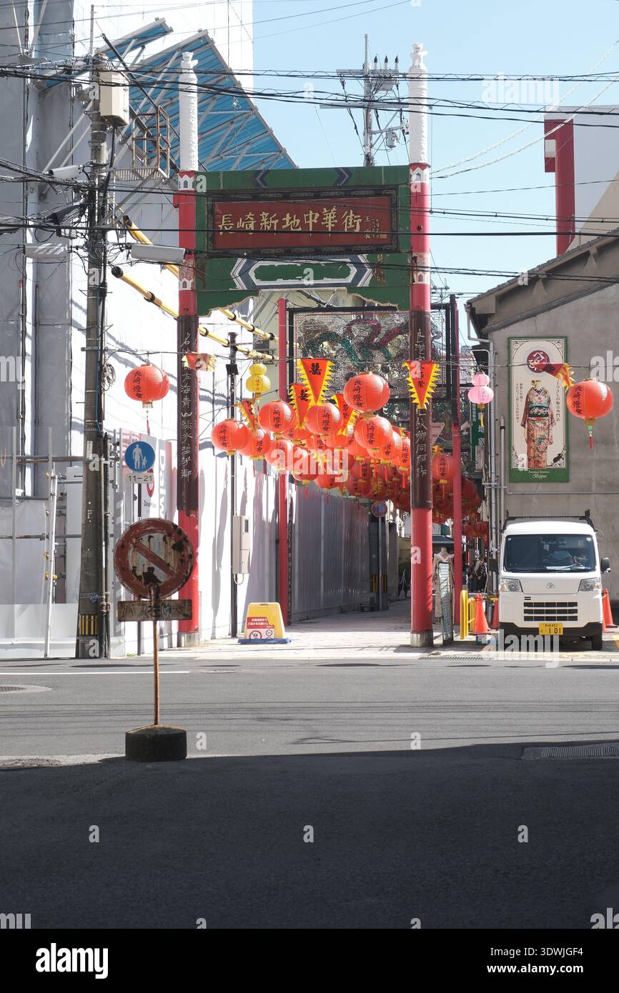 Cancello d'ingresso della Chinatown di Nagasaki Shinchi con lanterne rosse sotto il cielo blu, Nagasaki, Giappone Foto Stock