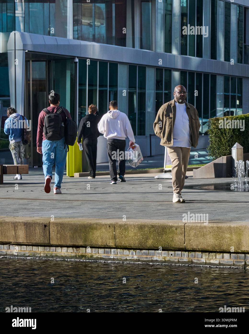 I Pedestrini vanno alla loro giornata nel bacino di Paddington Foto Stock
