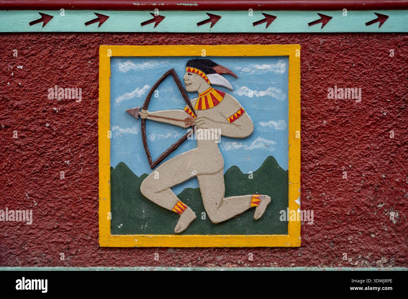 17 luglio 2023: Hunter Relief Art indigena su Zocalo Wall, Guatape, Antioquia, Colombia Foto Stock