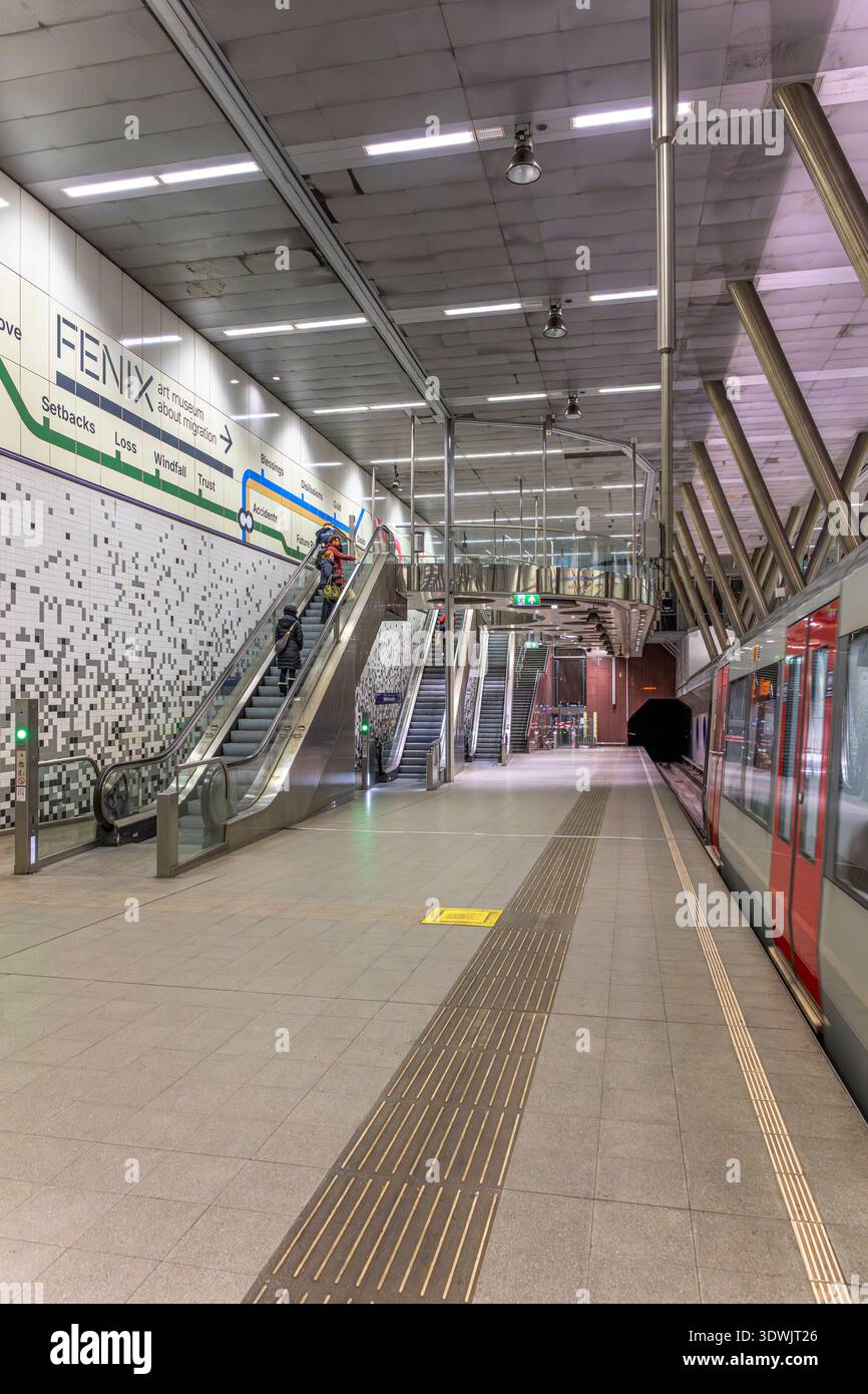 Stazione della metropolitana Wilhelminnaplein a Rotterdam. Essendo il più vicino al FENIX Museum of Migration, utilizza una mappa metropolitana delle emozioni umane come murale decorativo. Foto Stock