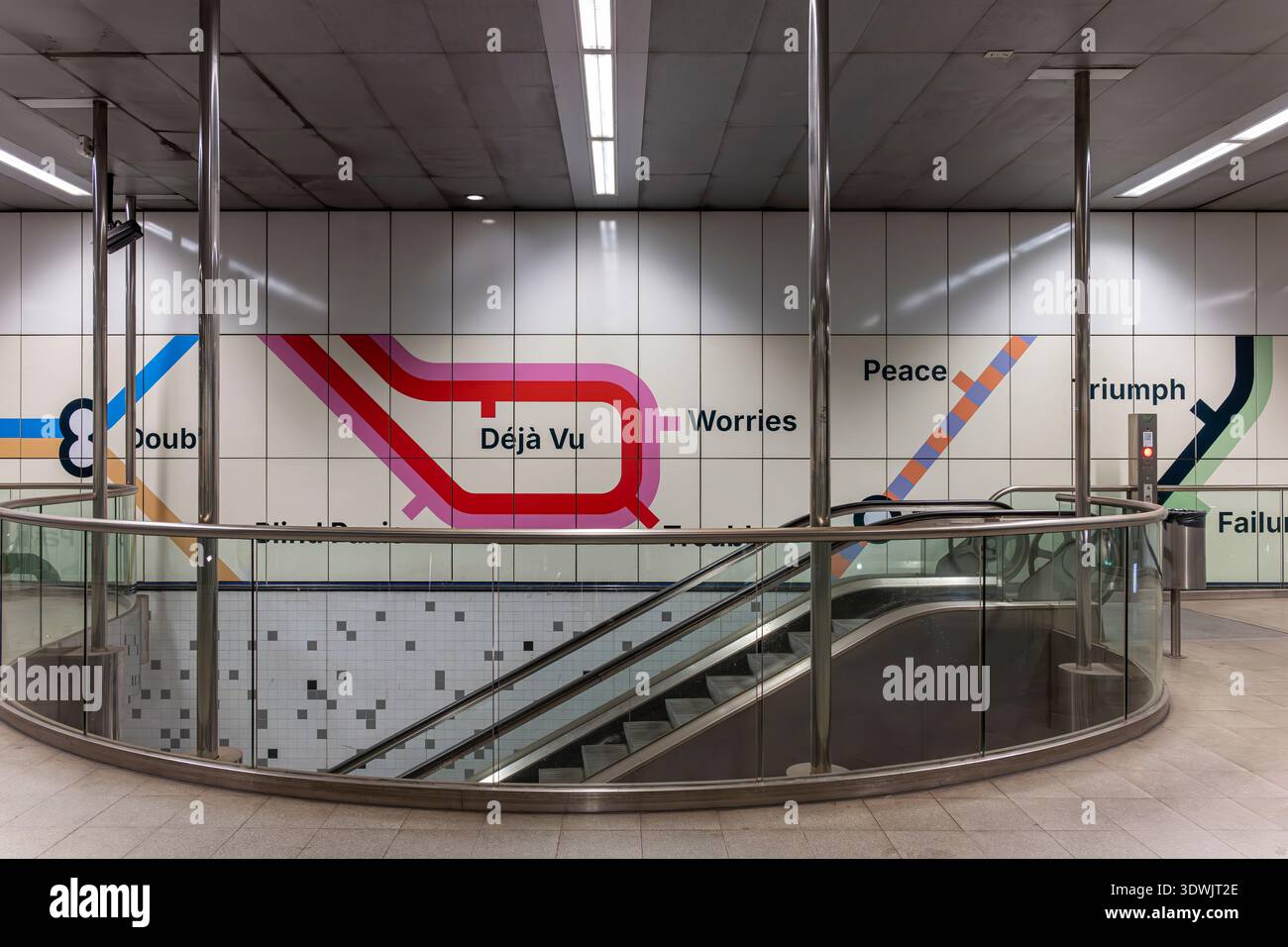 Stazione della metropolitana Wilhelminnaplein, Rotterdam. Il murale della metropolitana chiamato FENIX LA MAPPA DELL'UOMO in PARTE DI Un PIANO PIÙ GRANDE - una mappa metropolitana delle emozioni umane. Foto Stock