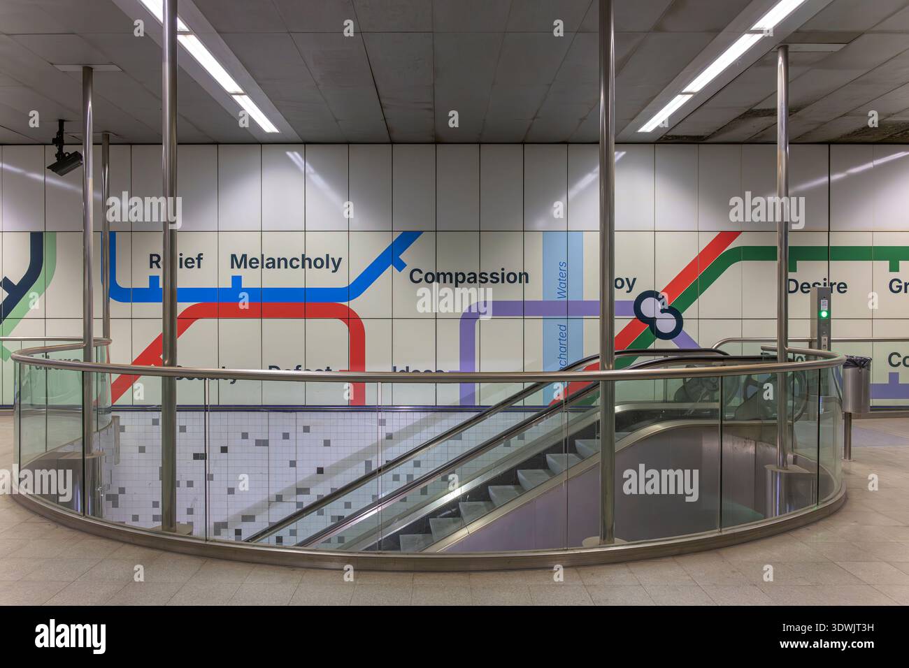 Stazione della metropolitana Wilhelminnaplein, Rotterdam. Il murale della metropolitana chiamato FENIX LA MAPPA DELL'UOMO in PARTE DI Un PIANO PIÙ GRANDE - una mappa metropolitana delle emozioni umane. Foto Stock