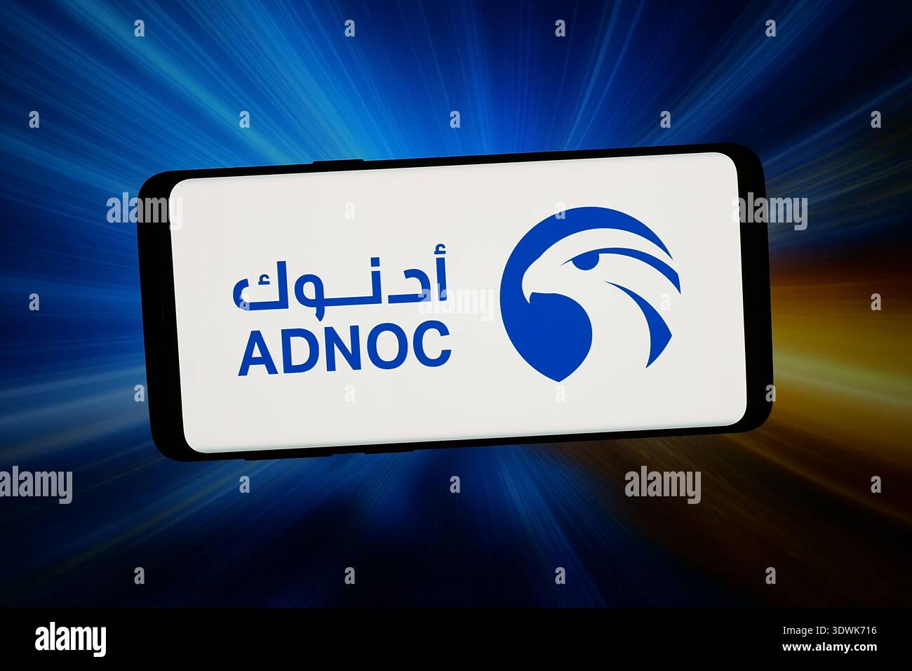 In questa illustrazione fotografica, il logo della Abu Dhabi National Oil Company (ADNOC) viene visualizzato su uno smartphone davanti a uno sfondo astratto sullo schermo di un computer. (Foto di Timon Schneider / SOPA Images/Sipa USA) *** esclusivamente per notizie editoriali *** Foto Stock