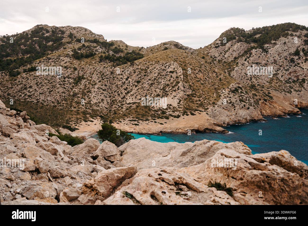 Vista rocciosa sulla baia turchese di Cala Figuera, Maiorca, Spagna Foto Stock