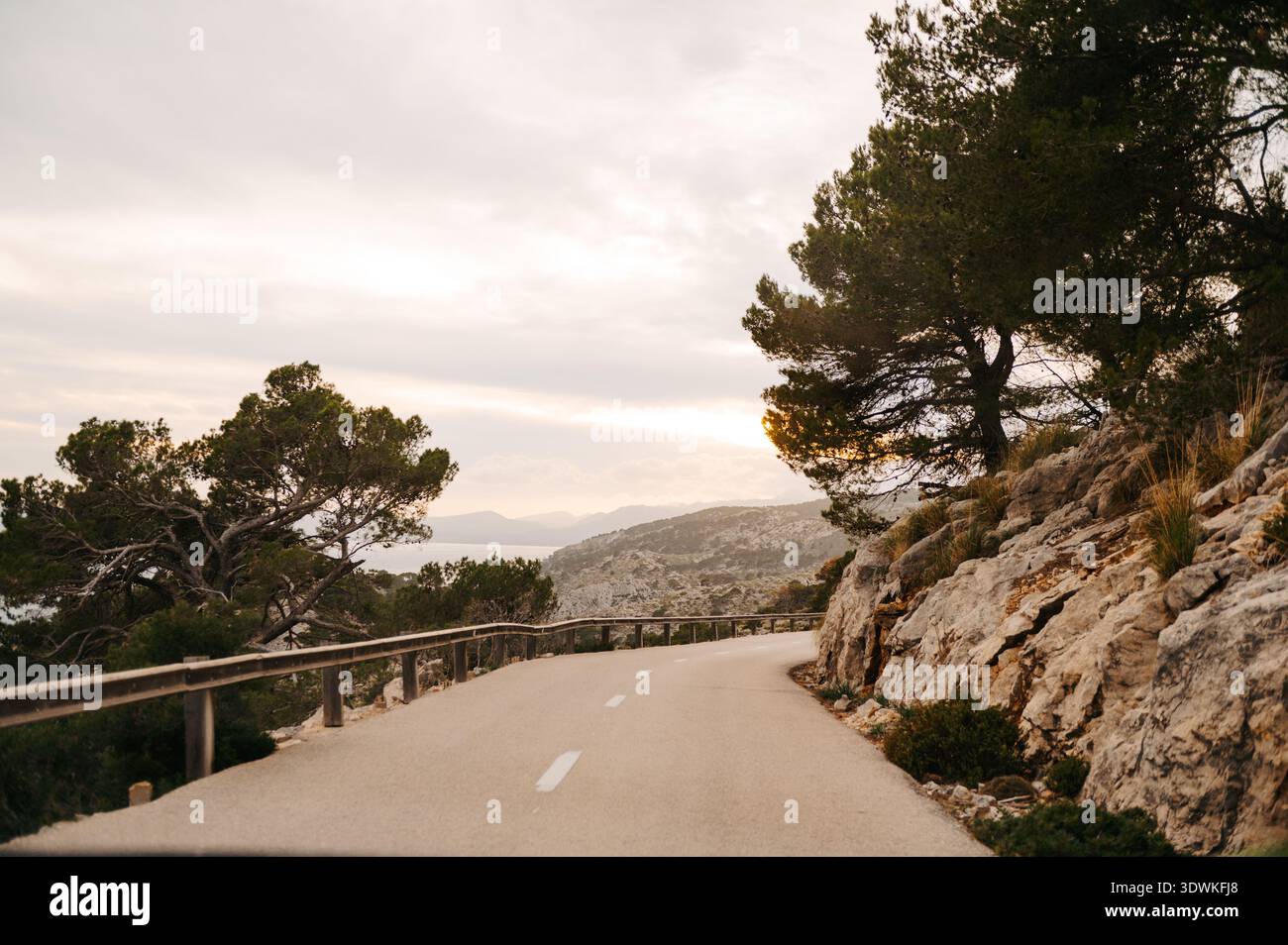 Luce del tramonto sulla strada di montagna ma-2210, penisola di Formentor, Maiorca Foto Stock