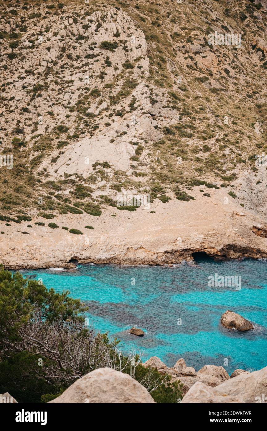Acque turchesi di Cala Figuera e grotta marina, Maiorca, Spagna Foto Stock