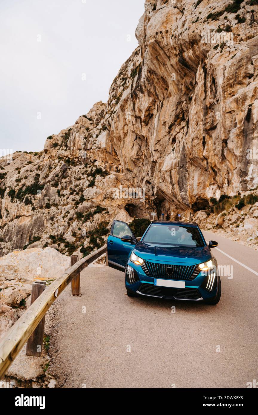 Noleggio auto turistica tramite tunnel sulla scogliera sulla ma-2210, Formentor, Maiorca Foto Stock