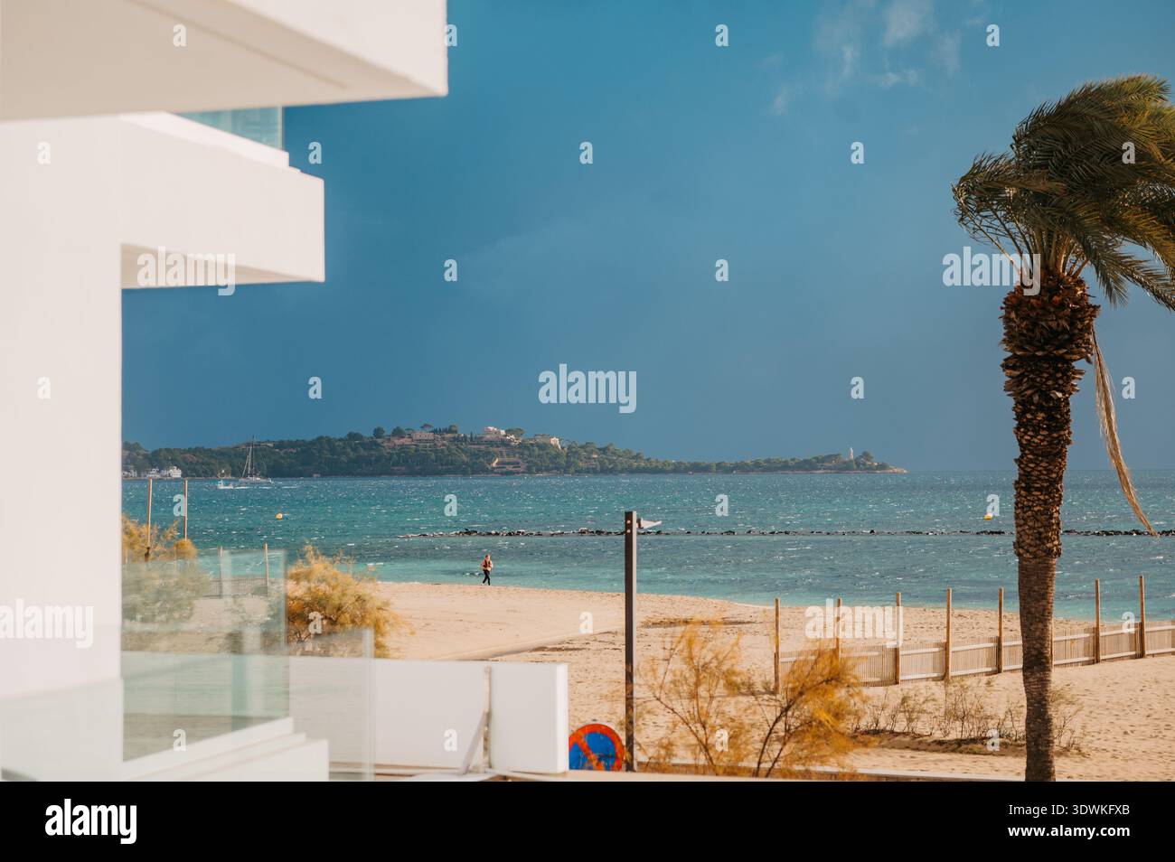 Spiaggia di Port de Pollenca e Stormy Sea, Mallorca Foto Stock