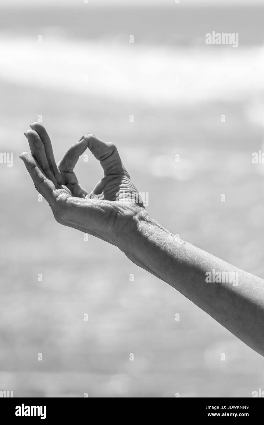 Fai pratica di Mindful Yoga con un mudra dal dito al pollice Foto Stock