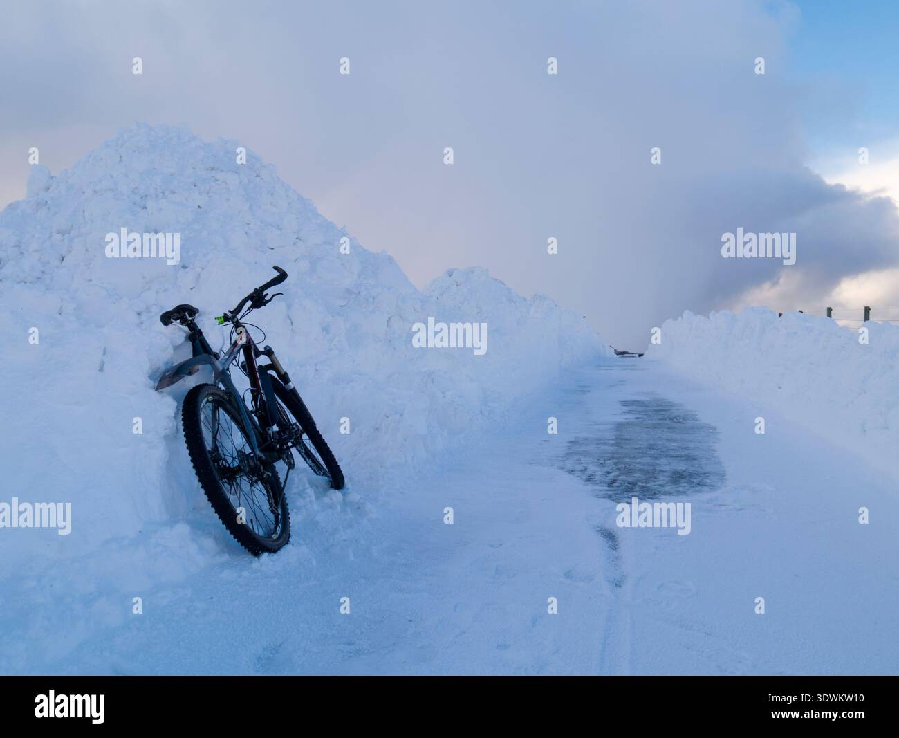 In bicicletta su strade innevate, Isole Orcadi Foto Stock