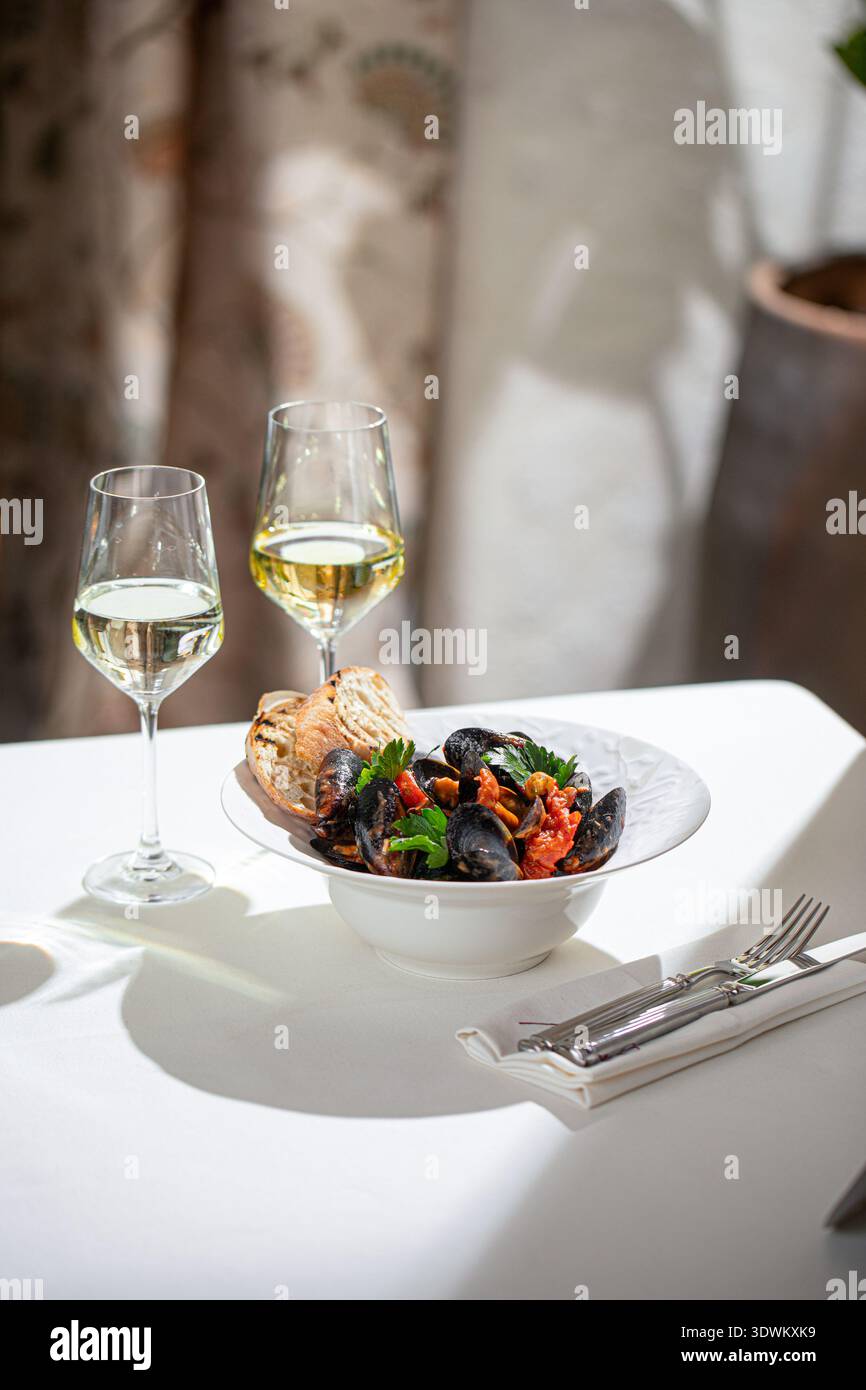 Cozze con pomodori e vino bianco Foto Stock