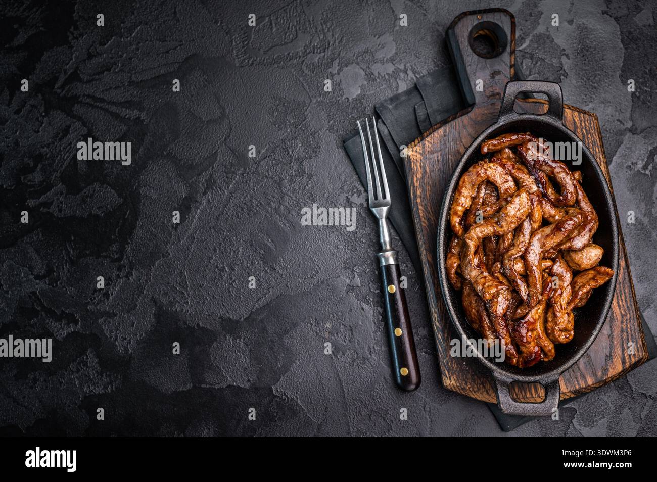 Piatto caldo Bulgogi di carne di manzo coreana. sfondo nero. vista dall'alto. Foto Stock