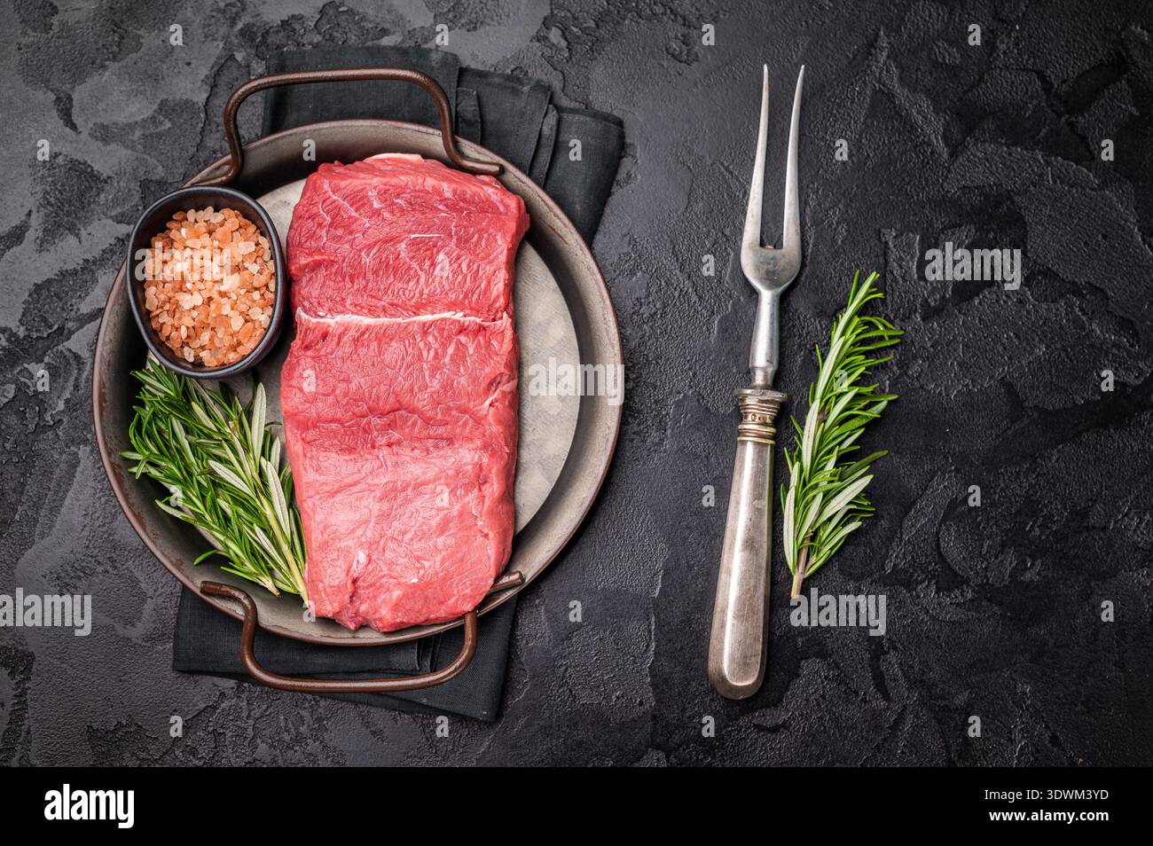 Una selezione di bisonti crudi preparati ad arte, enfatizzando la loro qualità e consistenza, invitando la creatività culinaria in cucina. backgroun nero Foto Stock