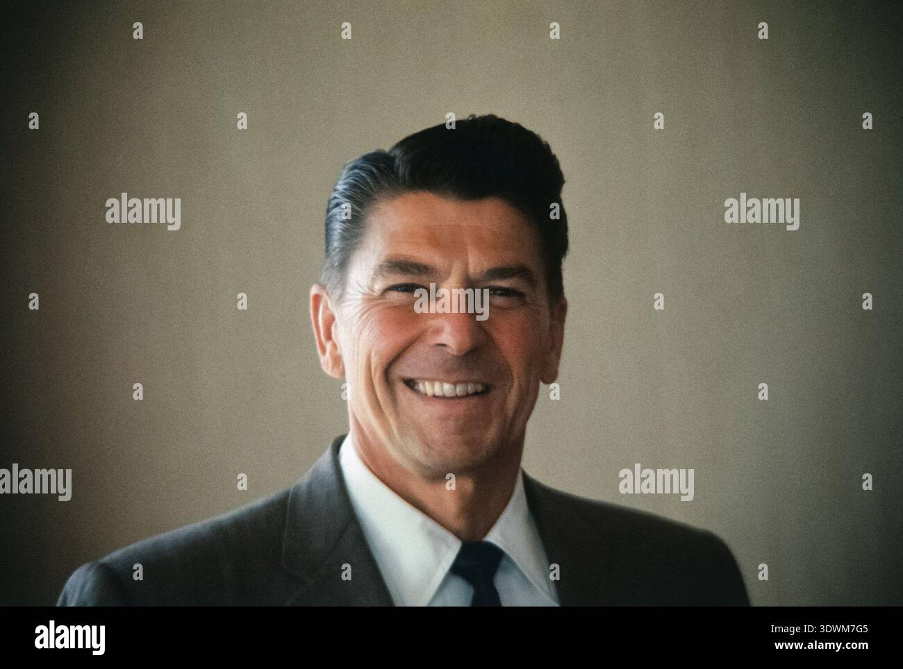 Un ritratto formale in studio di Ronald Reagan del 1966, catturando la sua espressione ottimistica mentre si candidava per il Governatore della California Foto Stock