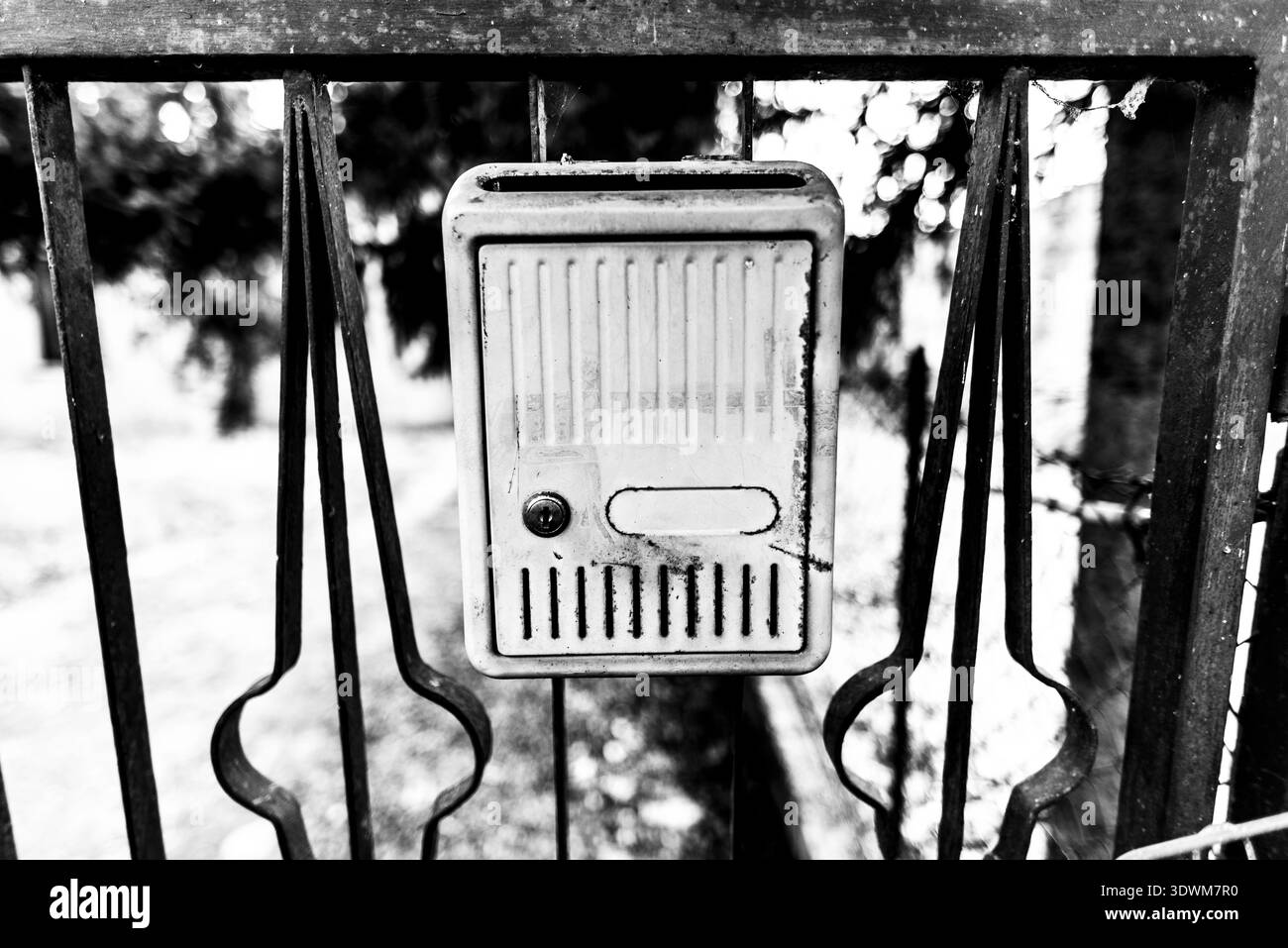Cassetta postale in metallo vintage su un cancello arrugginito ad Arqua Petrarca Padova Italia Foto Stock