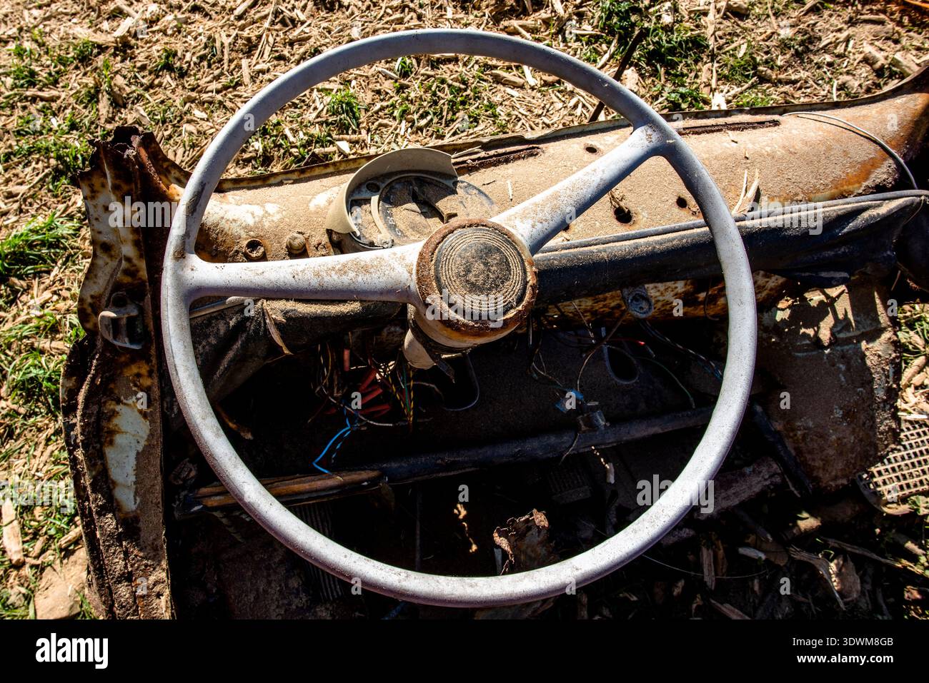 Volante di una vecchia auto distrutta e abbandonata in campagna volante con ruggine e pezzi di metallo a Valsanzibio Padova Veneto Italia Foto Stock
