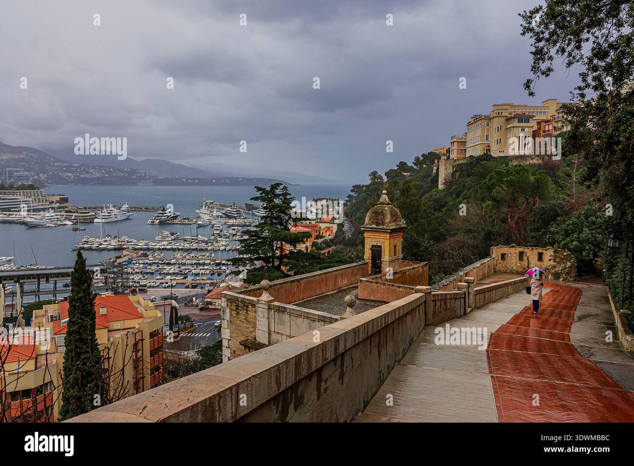 Strada pedonale panoramica che dal Castello conduce al porto di Monte Carlo Foto Stock