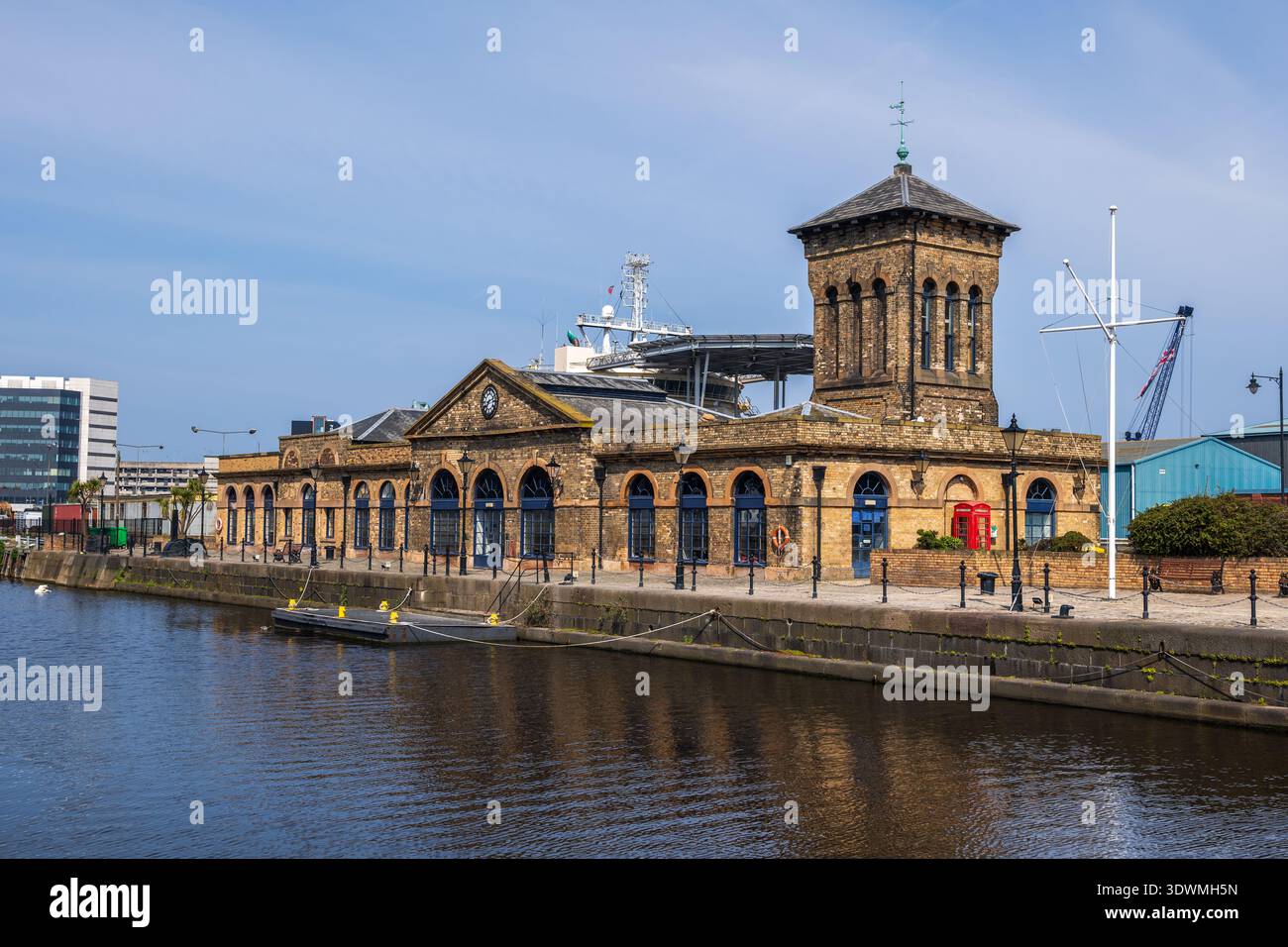 Edificio della Forth Ports Authority presso Albert Dock Basin nel porto di Leith nella città di Edimburgo, Scozia, Regno Unito. Foto Stock