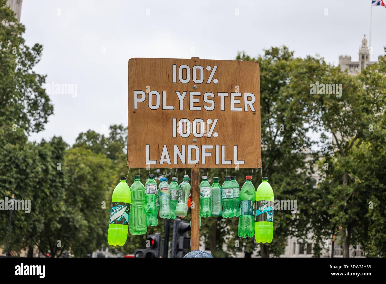 Cartello di protesta che mette in evidenza l'inquinamento da poliestere e i rifiuti delle discariche. Londra, Regno Unito, 10 agosto 2024 Foto Stock