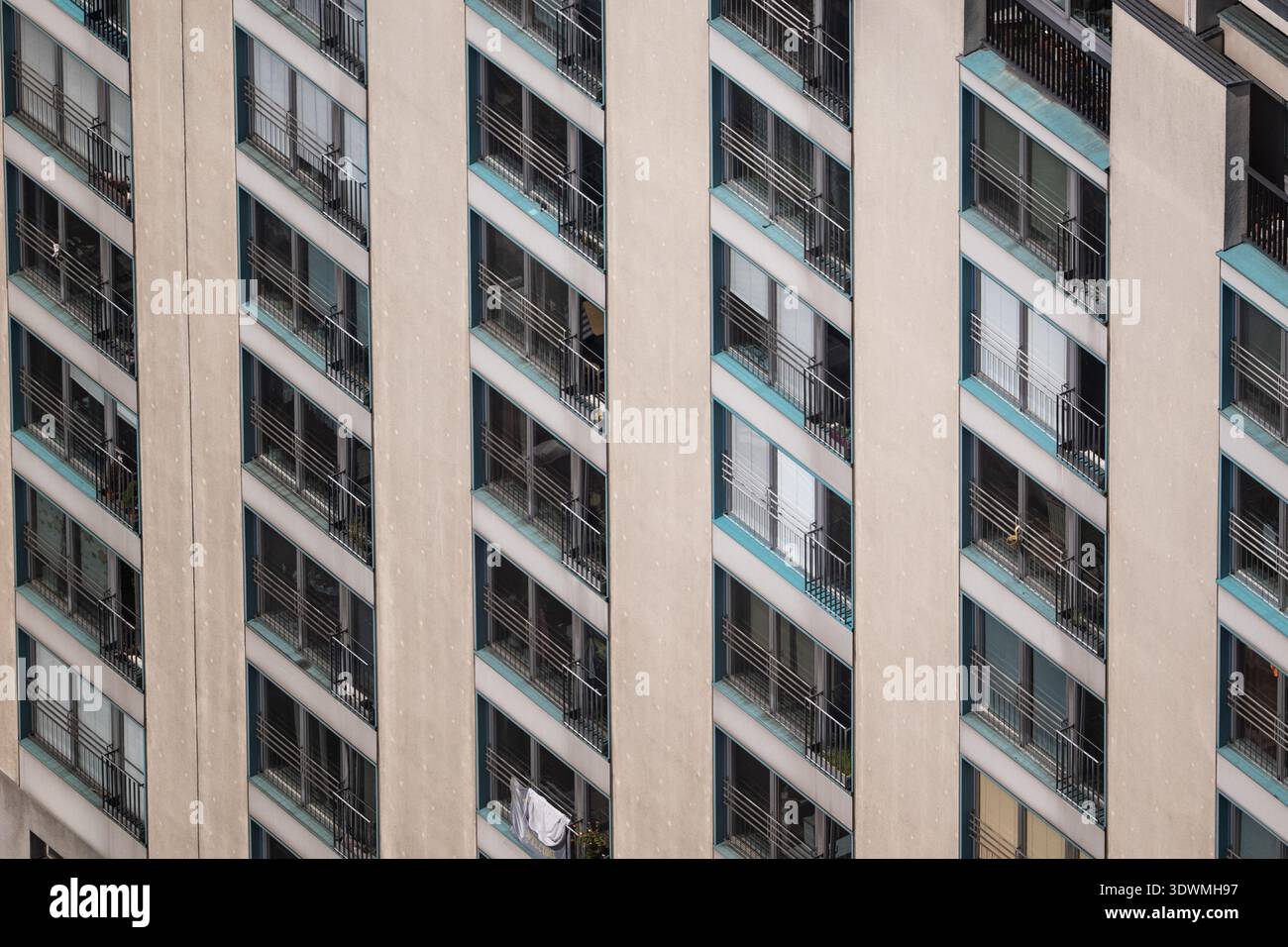 Edificio di appartamenti, facciata della torre condominiale, architettura residenziale astratta multipiano con file di finestre nella città di Berlino, Germania. Foto Stock