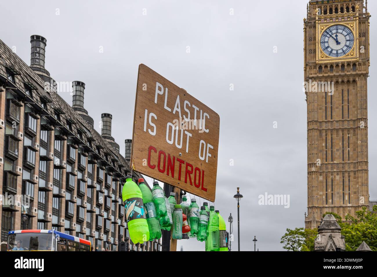 Segno di protesta contro l'inquinamento di plastica vicino al Big Ben. Londra, Regno Unito, 10 agosto 2024 Foto Stock