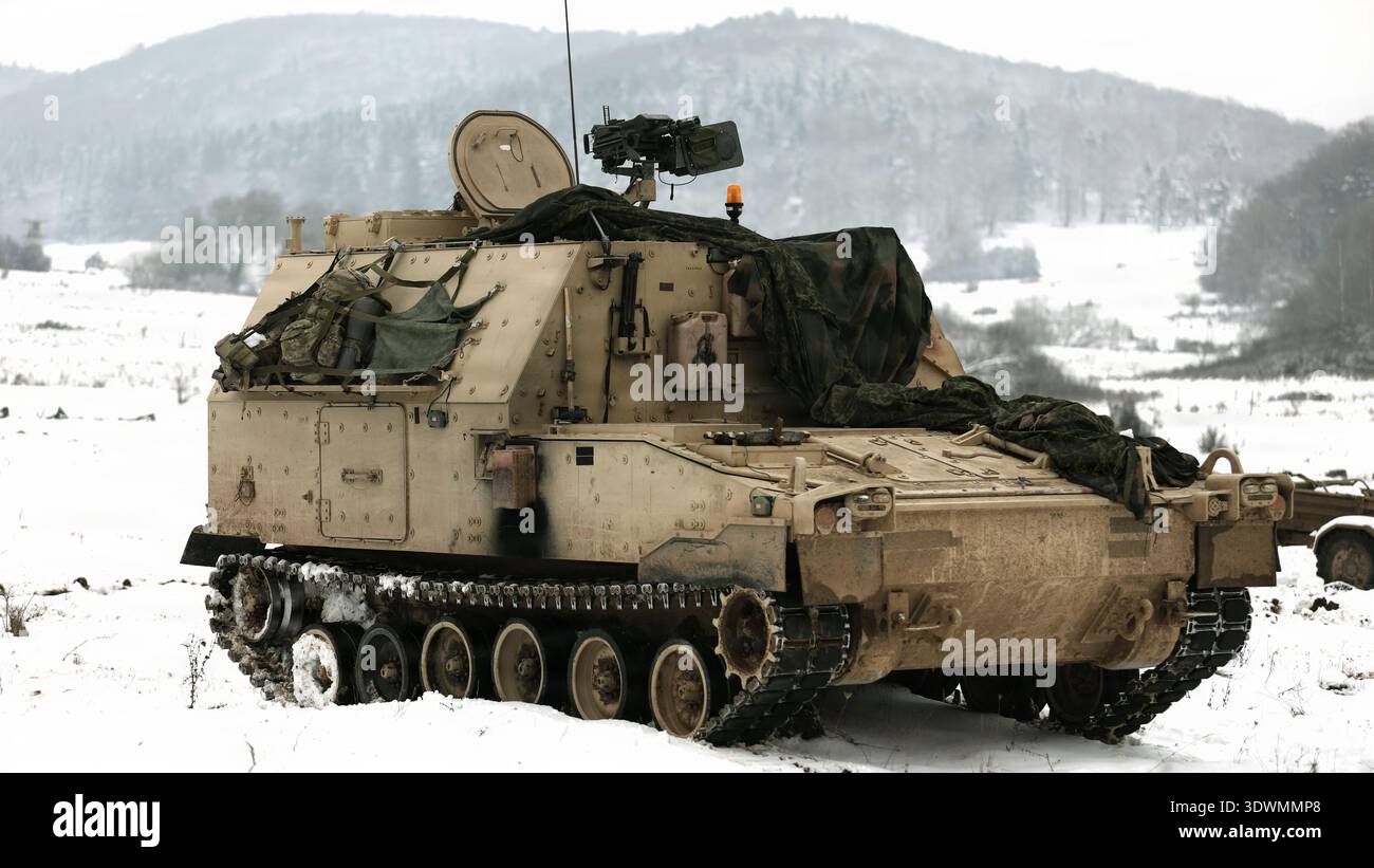 Il carro armato M992A2 dell'esercito statunitense con la 1st Infantry Division, 5th Field Artillery Regiment manovra il campo di battaglia durante la Combined Resolve 26-05 a Joint Mu Foto Stock