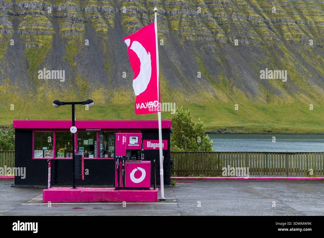 Islanda, fiordi occidentali, Bildudalur, Reykjarfjordur, stazione di servizio Orkan Foto Stock