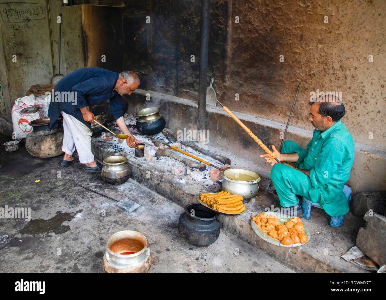 India, uomini del Kashmir che preparano kebab in cucina, Jammu e Kashmir, Srinagar Foto Stock