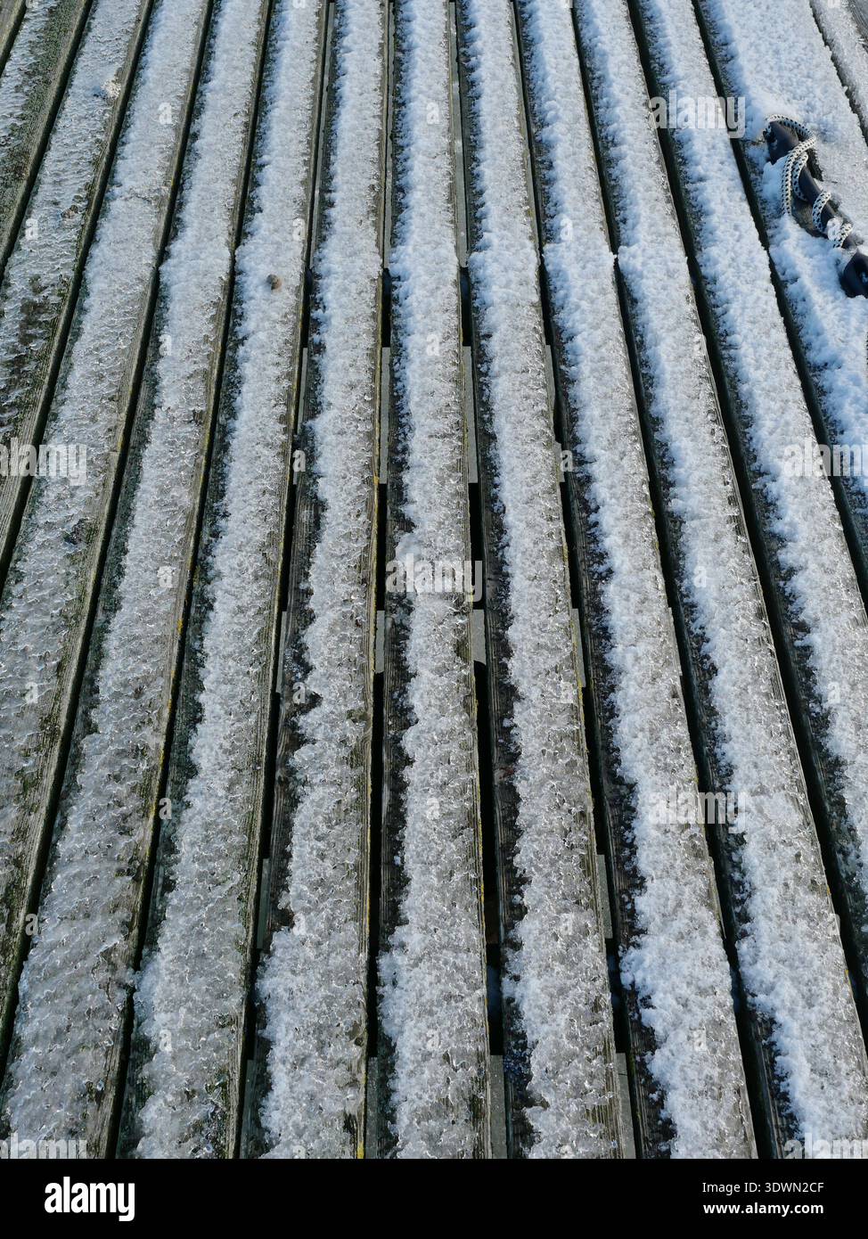 Tavole di legno congelato con consistenza uniforme di cristallo di ghiaccio. Superficie invernale astratta in linee parallele. Copyspace Foto Stock