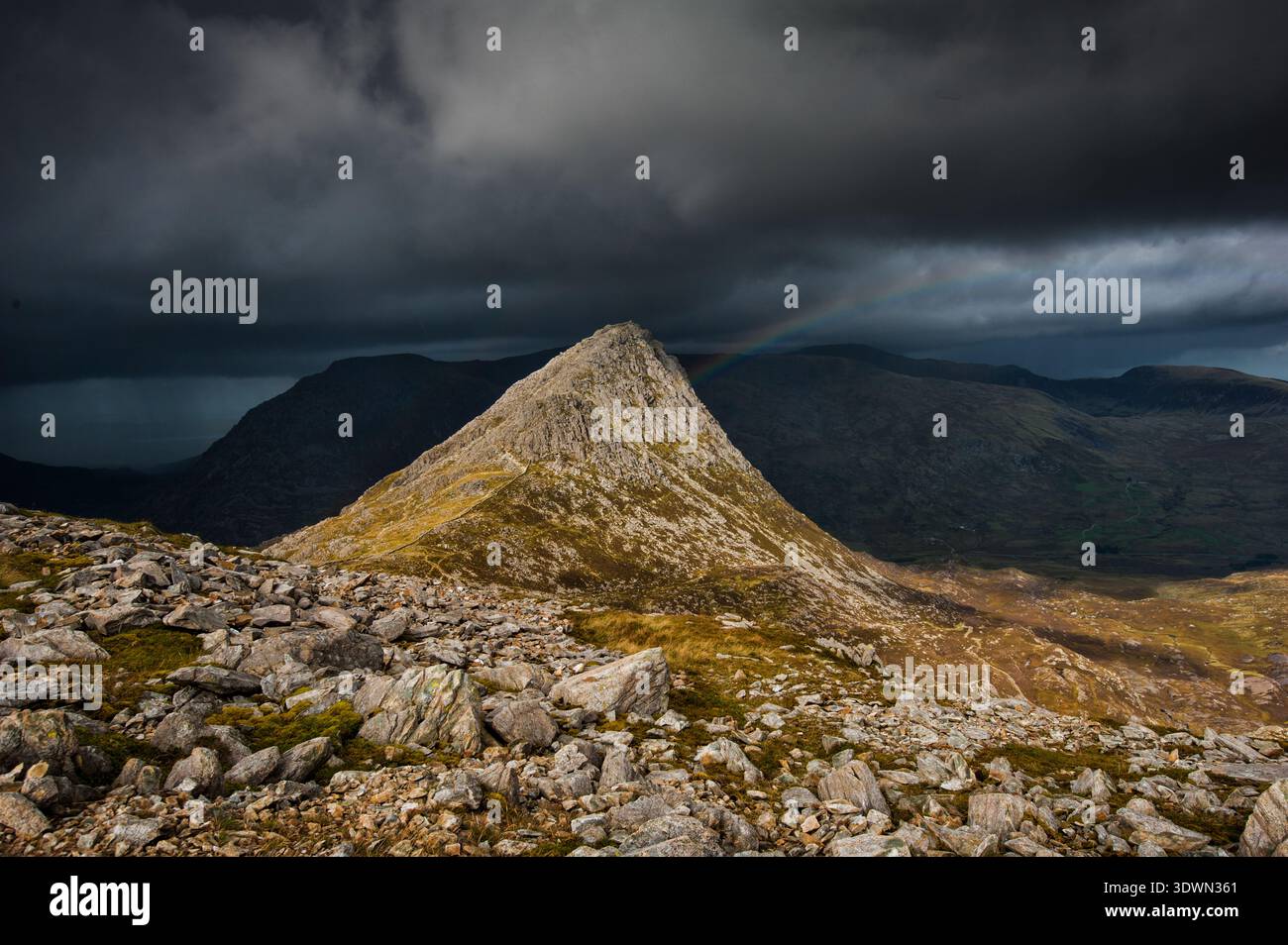 Luce di tempesta su Tryfan, Parco Nazionale di Snowdonia, Wales, Regno Unito Foto Stock