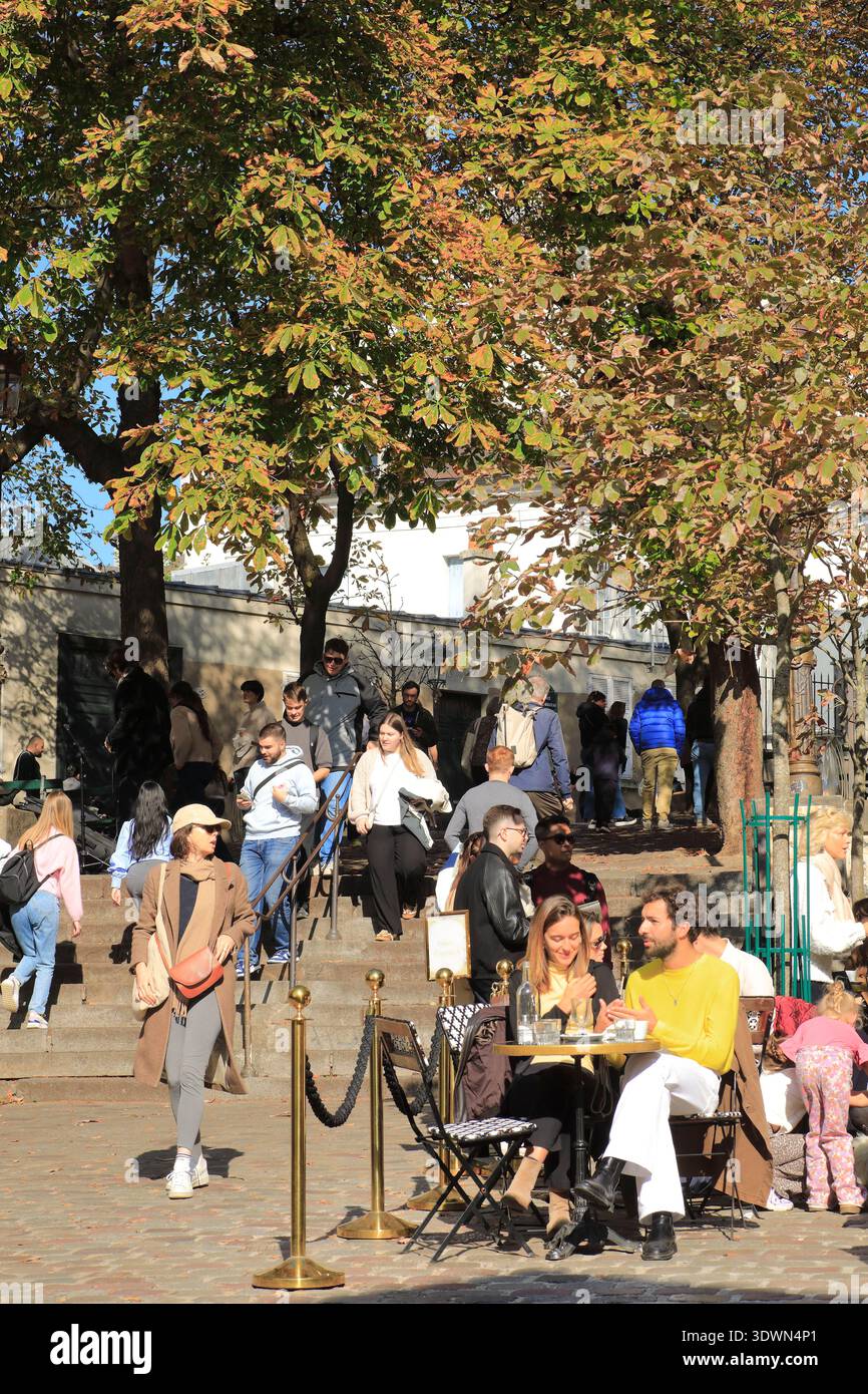 Francia, Parigi, Montmartre, incrocio tra Place Émile Goudeau e rue Ravignan, terrazza del ristorante e caffetteria le Relais de la Butte Foto Stock