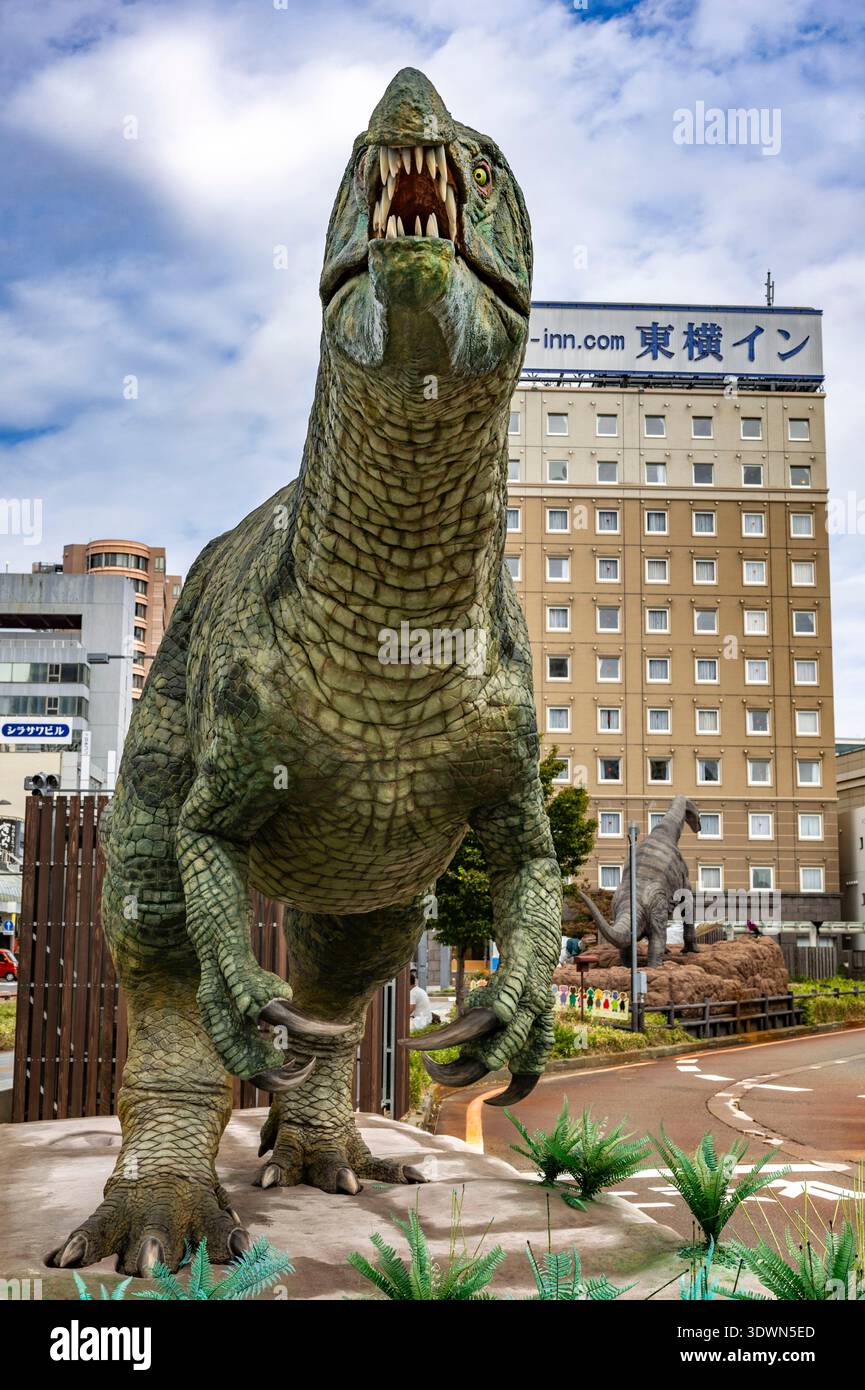 Giappone, isola di Sado, regione di Chūbu, prefettura di Fukui, mostra di fronte alla stazione di Fukui, Suchomimus tenerensis è una specie di dinosauro carnivoro della famiglia Spinosauridae, scoperto in Niger Foto Stock